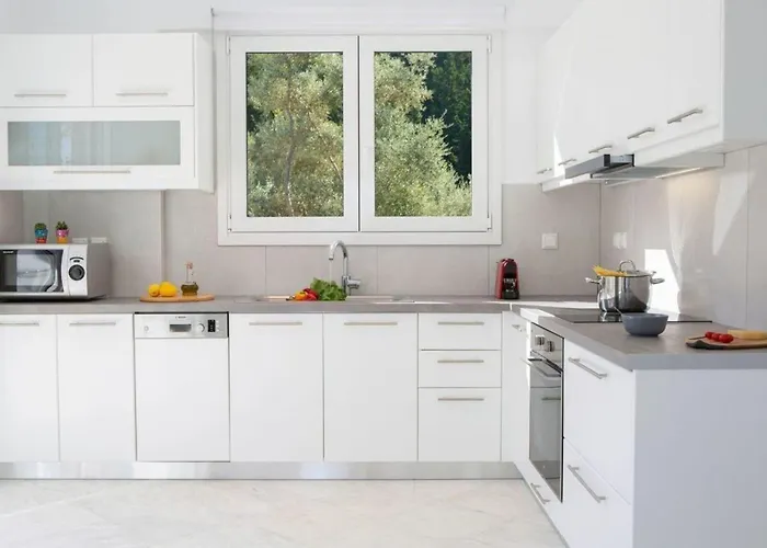 Villa Harriet - With Sea View And Near The Sea