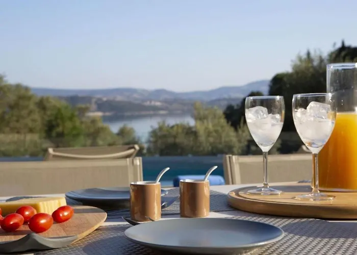 Villa Harriet - With Sea View And Near The Sea